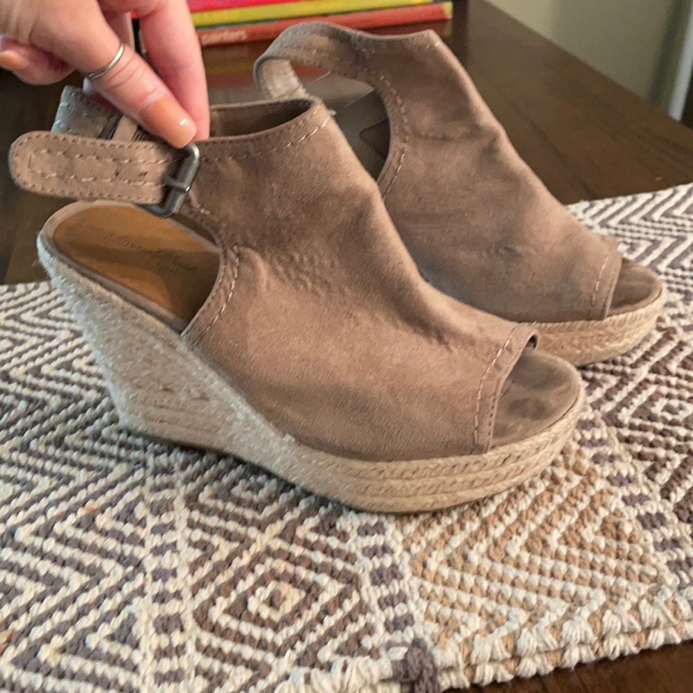 Taupe universal thread wedges